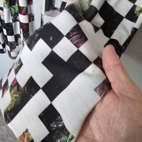 Patterned Women's Skirt - Picture 7 of 9